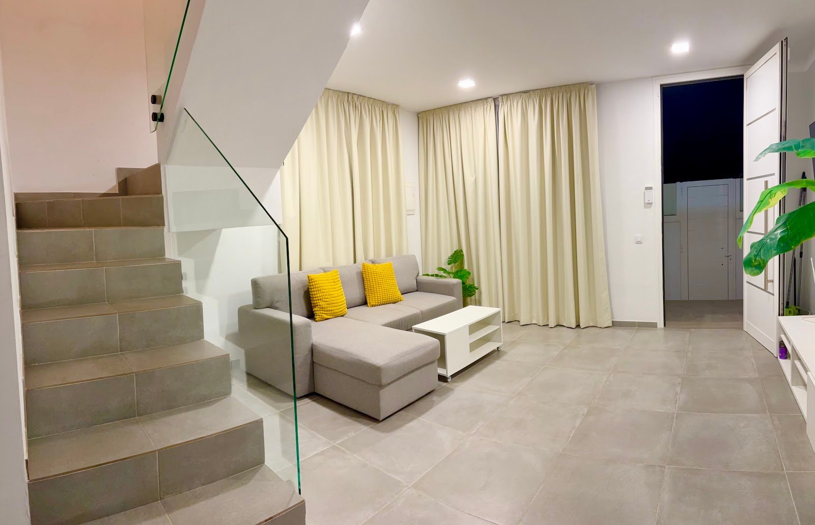 Salón y escalera